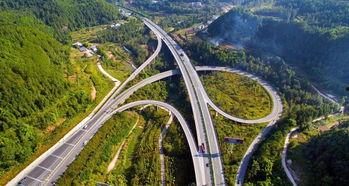 丘北新闻头条高速,高速路交通事故引发交通管制，紧急救援正在进行