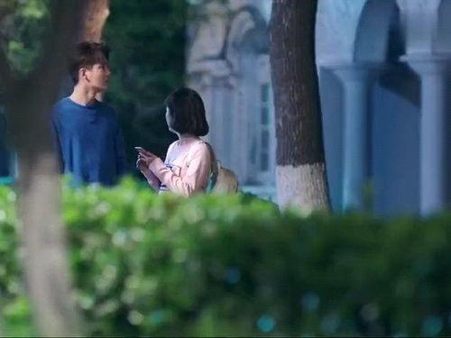 谈恋爱全家吃瓜视频,全家围观恋爱甜蜜瞬间，温馨吃瓜视频走红网络